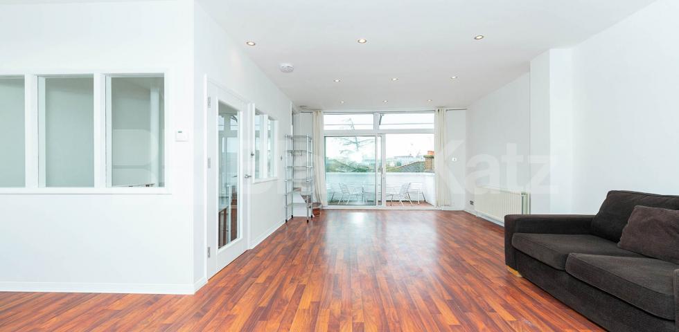 			STUNNING 3 BED WITH ROOF TERRACE & VIDEO VIEWING AVAILBLE!, 3 Bedroom, 1 bath, 1 reception Flat			 Stratford Villas, CAMDEN SQUARE